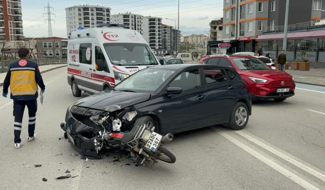 Edirne'de feci kaza: Motosiklet otomobile saplandı