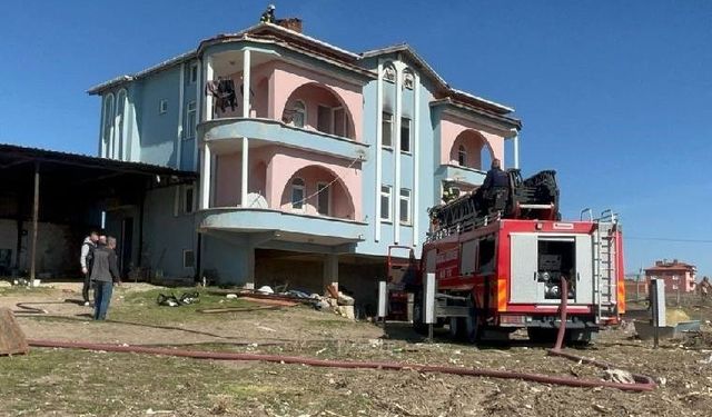 Evde çıkan yangında 2 kişi hastaneye kaldırıldı