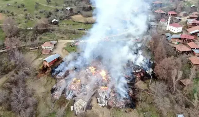 Kastamonu'da yangın: Üç ev ve çok sayıda ahır yanarak kullanılamaz hale geldi
