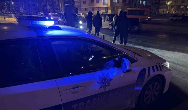Erzurum’da 2 otomobil çarpıştı