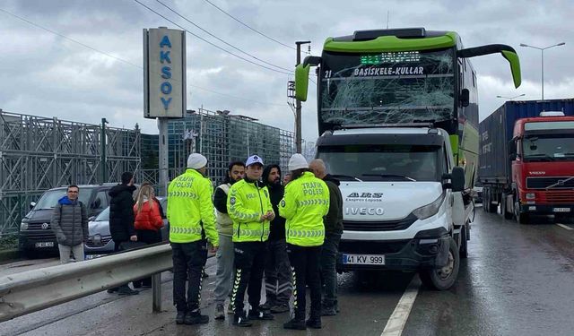 Özel halk otobüsü ile palet yüklü kamyonet çarpıştı