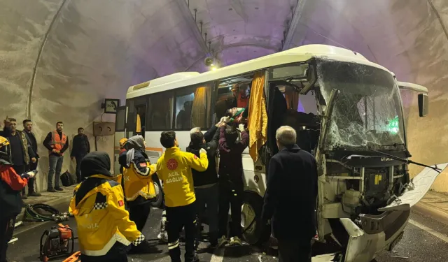 Malatya karayolunda yolcu midibüsü tıra çarptı: 3 yaralı