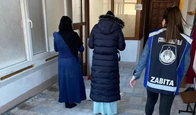 Dilenciler zabıtadan kaçmak için camiye sığındı
