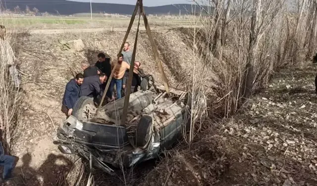 Konya'da trafik kazası: Sürücü takla atan araç altında sıkıştı