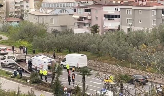 Hastaneye yetişmeye çalışan ambulans devrildi.