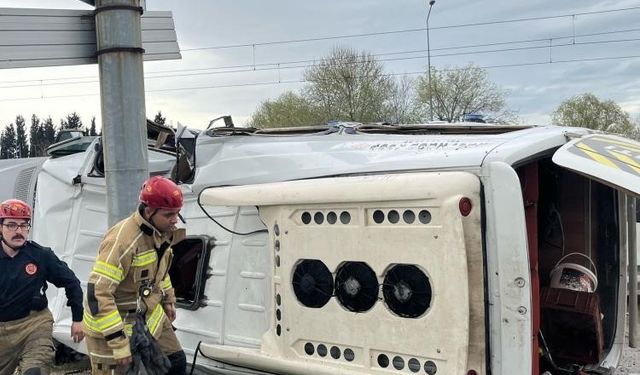 Bursa’da servis minibüsü refüje girdi