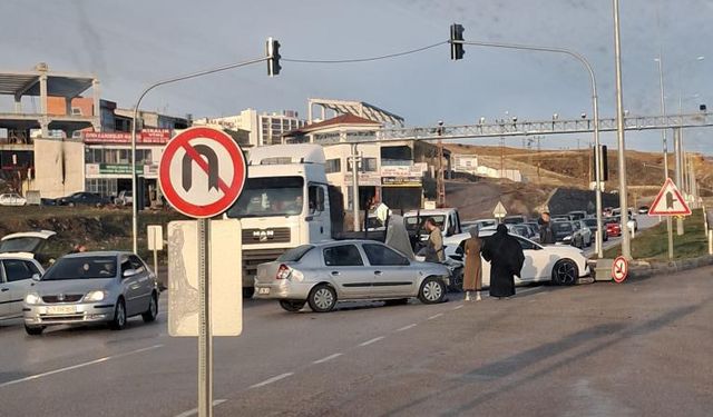 Ankara’da iki otomobil kafa kafaya çarpıştı: Maddi hasarlı kaza