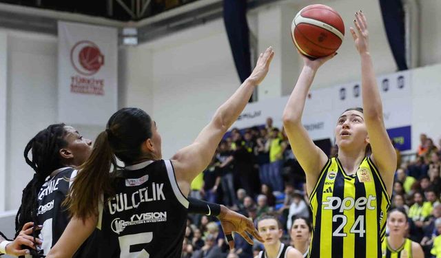 Fenerbahçe Opet, yarı final serisinde 1-0 öne geçmeyi başardı