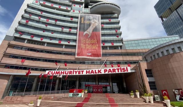 CHP Genel Merkezi’ne dev 1 Mayıs afişi asıldı... “Ya adalet ya sefalet”