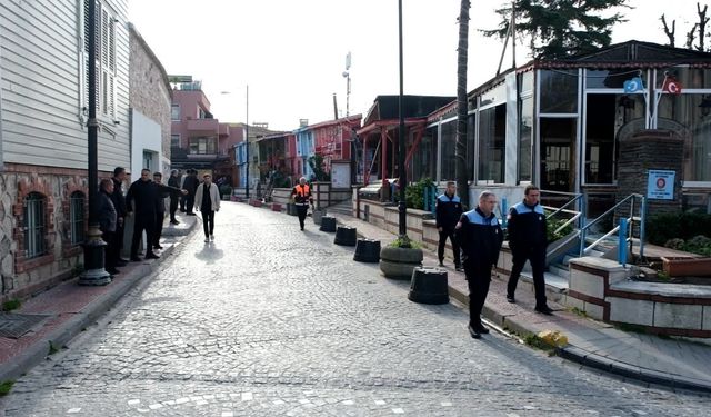 İBB, Sultanahmet’te ruhsatsız yapılı alanı yıktı