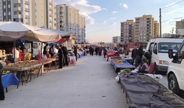 Semt pazarına ucuz olsun diye akşamüstü giden vatandaş: "Ne kadar ucuzlasa da ucuz değil"