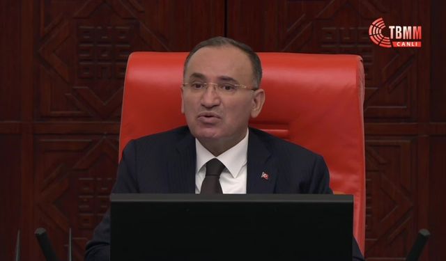 TBMM Genel Kurulu'nda "kamera bantlama" tartışması... Özlem Zengin: "Herkesin izlendiği, telefonlarımızda ne olup bittiği belli olan bir yerde neyi bantlayacağız"