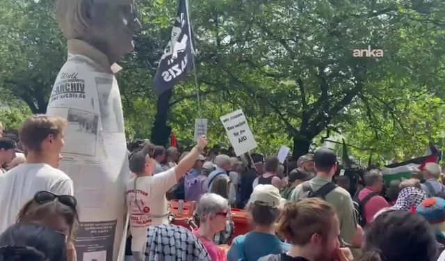 Aşırı sağcı yürüyüşe karşı, “Nazilere bir metre bile yer yok” sloganlı protesto mitini düzenlendi