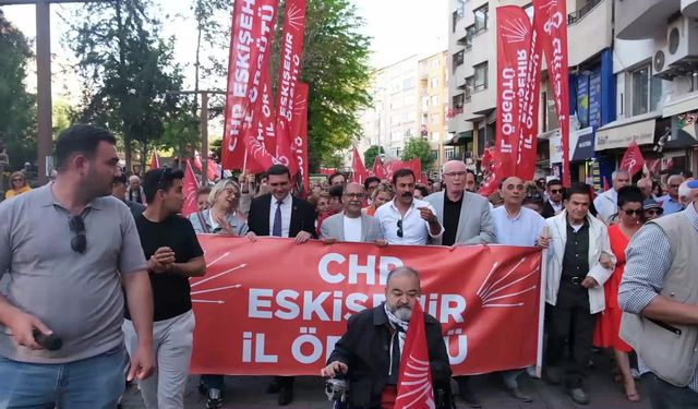 Eskişehir’de CHP’nin yürüyüşünde konuşan üniversite öğrencisi: Annem yaralarımı gördü ağladı