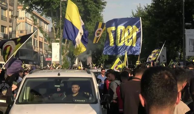 Fenerbahçe Beko, başarısını taraftarıyla birlikte kutladı