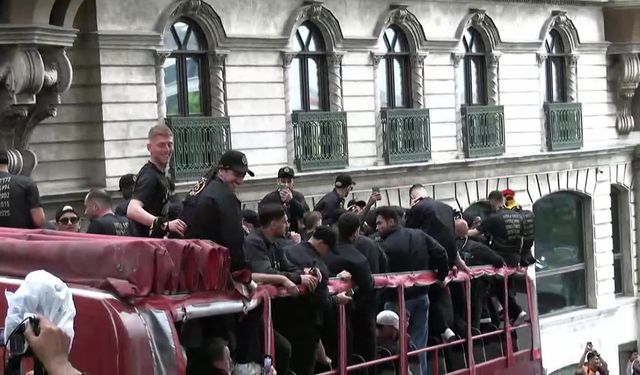Galatasaray, İstanbul'da şampiyonluk kutlaması turuna çıktı
