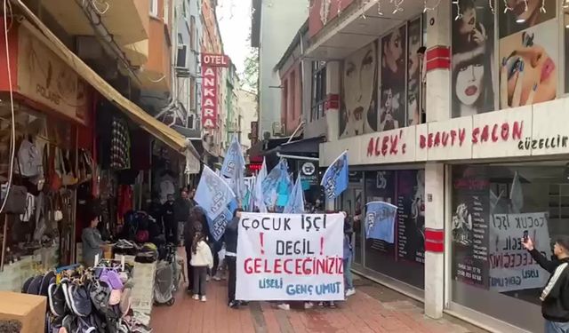 Hopa’da öğrencilerden yürüyüş...“Öğrenci olmak direnmektir”