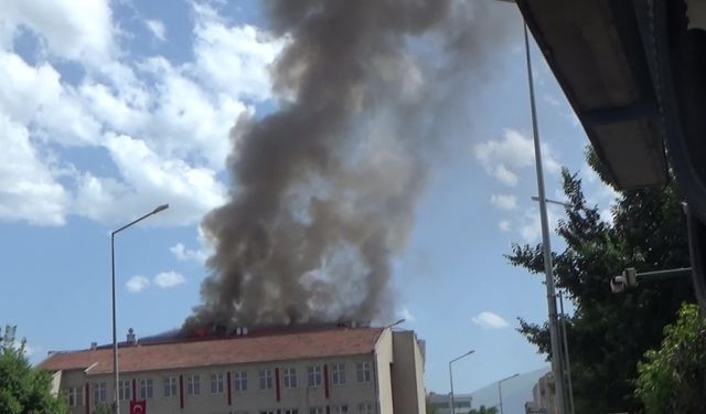 Iğdır'da kız öğrenci yurdu çatısında yangın