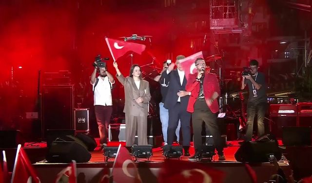 İZBB Başkanı Cemil Tugay Duman konserine katıldı... “Gençlerin daha iyi bir ülkeye kavuşması için çalışacağız” 