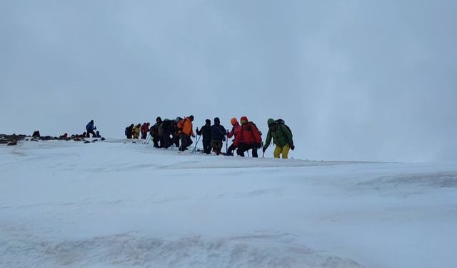 Küçük Ağrı Dağı’na "19 Mayıs" tırmanışı... Türk, İranlı ve Azerbaycanlı 106 dağcı zirveye çıkarak Türk bayrağını dalgalandırdı 