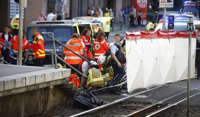 Stuttgart şehir merkezinde araç kalabalığın arasına daldı: 1 kişi öldü  8 kişi yaralandı