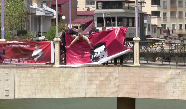 Bayburt'ta CHP'nin ''Millet İradesine Sahip Çıkıyor'' mitingi... CHP'li milletvekilleri, köprüye ''İmamoğlu'na Özgürlük'' pankartı astı
