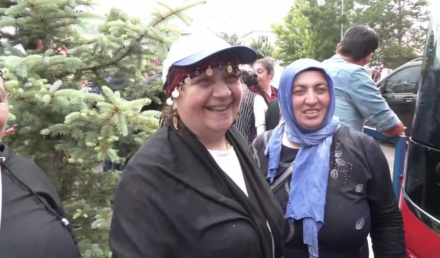 Bayburt'ta CHP'nin ''Millet İradesine Sahip Çıkıyor'' mitingine katılan vatandaş :“Yavaş yavaş geliyoruz. Özel özel ilerliyoruz” 