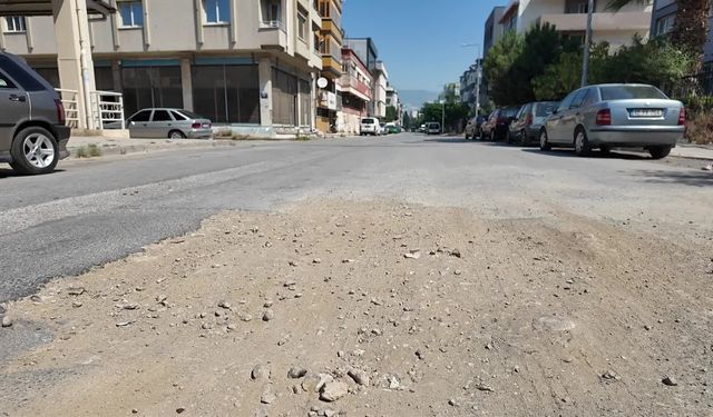 Bornova Belediye Başkanı Eşki, yol ve kaldırım çalışması yapılacak sokağı inceledi