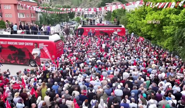CHP’nin Bayburt mitingine binlerce kişi katıldı, dolu ve yağmur katılımı azaltmadı. Özel: "Bayburt'a CHP iktidarında bereket getireceğiz"