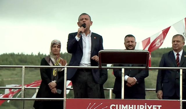CHP'nin "Millet İradesine Sahip Çıkıyor" mitingi... Özgür Özel'den Erdoğan'a: "İddianameyi hazırlayın, kanıtları çıkarın, mahkemeyi TRT’den yayınlayın"