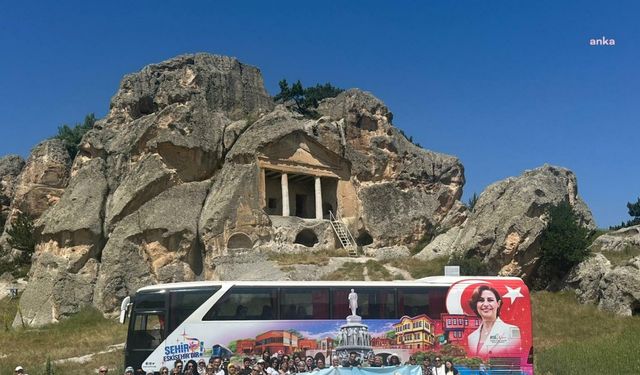 Eskişehir Büyükşehir Belediye Başkanı Ünlüce, kadınları Frig Vadileri'ne uğurladı