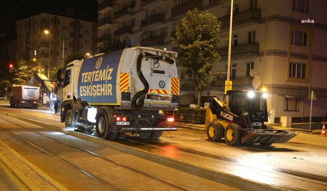 Eskişehir Büyükşehir Belediyesi, kent uyurken yolları yeniliyor 