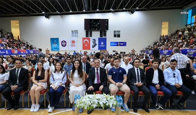  İBB yurtlarında yıl sonu mezuniyet şenliği... İBB Başkanvekili Aslan: Bir öğrencimizin bile hayatına dokunabildiysek işimizi doğru yapmışız demektir