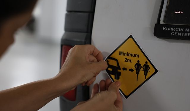 Marmaris Belediyesi'nden araçlara uyarı çıkartması:  "Bisiklet ile 2 Metre Mesafe"