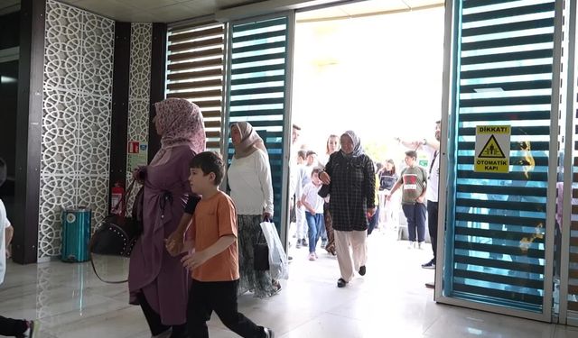 Mersin Büyükşehir Belediyesi Şehir Tiyatrosu, perdelerini Erdemlili çocuklar için açtı 
