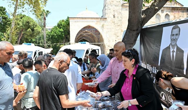 Muratpaşa Belediyesi, Ferdi Zeyrek hayrına helva dağıttı