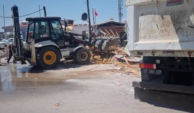 Sinop’ta mevzuata aykırı 5 kulübe, belediye ekipleri tarafından kaldırıldı