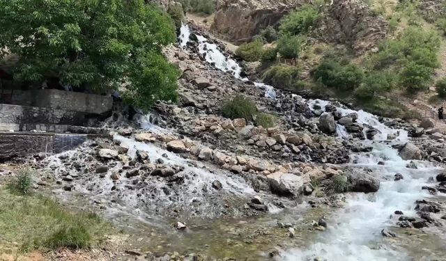 Van'ın Çatak ilçesindeki "Kanispi Şelalesi" ziyaretçilerin ilgi odağı olmayı sürdürüyor