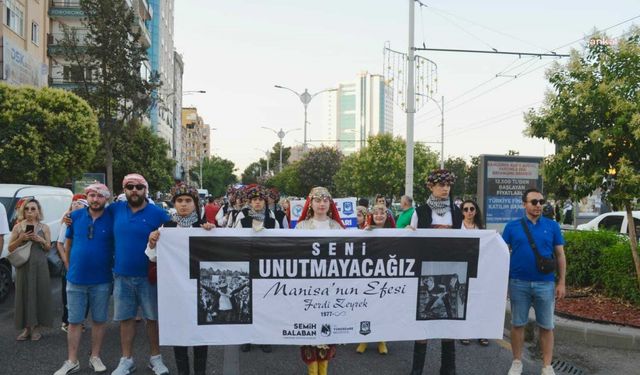 Yunusemre Belediyespor Halk Oyunları Ekibi, ikincilik kupasını Ferdi Zeyrek’e armağan etti