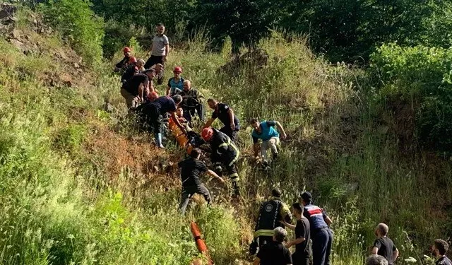 Dereye düşen ailesini kurtarmaya çalıştı: Anne hayatını kaybetti