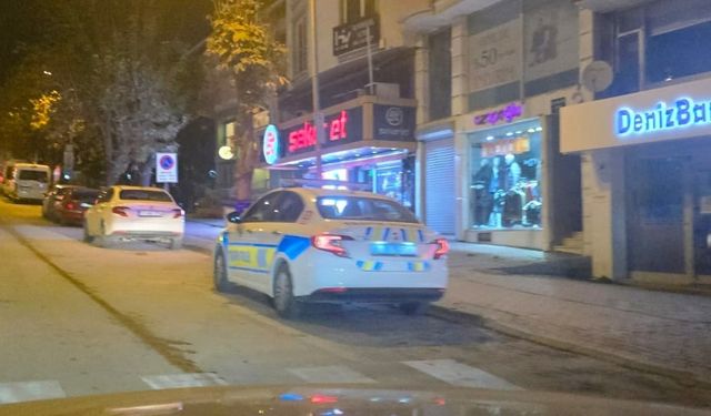 Bacağına saplanan bıçağı çıkartıp karşısındaki kişiyi yaraladı