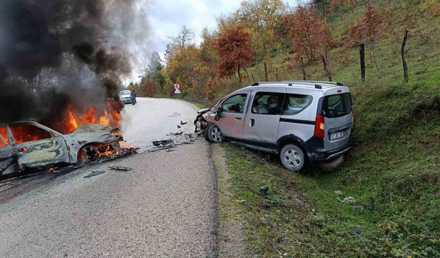 Hafif ticari araç ile otomobil çarpıştı: 2 yaralı