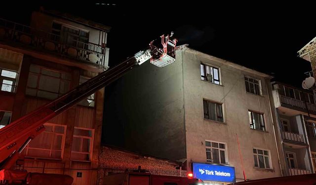Konya’da 3 katlı binanın çatısında yangın paniği