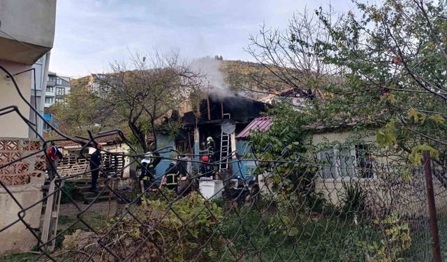 Çakmağı doldururken hem kendini hem de evi yaktı