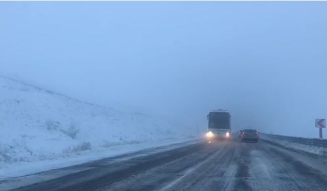 Ardahan'da kar yağışı ulaşımı aksattı