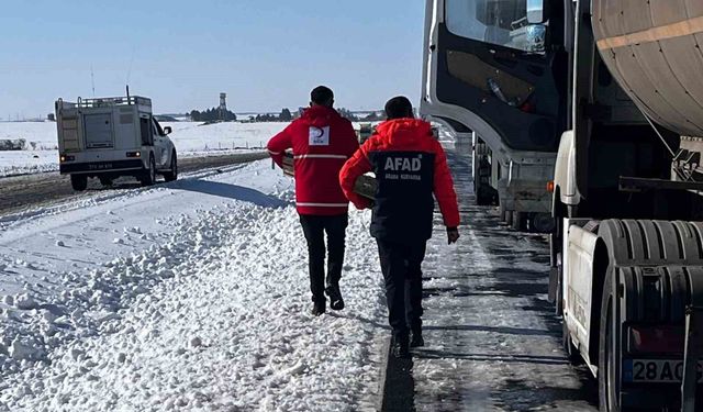 Cizre Kızılay'dan yolda kalan tır şoförlerine sıcak destek