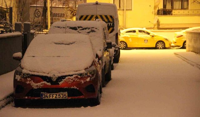 Çorum'da kar etkisini göstermeye başladı: Kent merkezi beyaza büründü