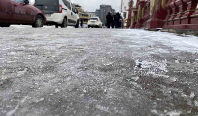 Eskişehir'de kaldırımlar buz pistine döndü
