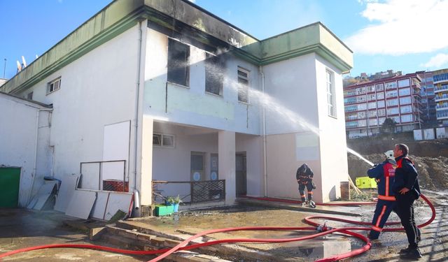 Gençlik merkezi çıkan yangında kullanılamaz hale geldi
