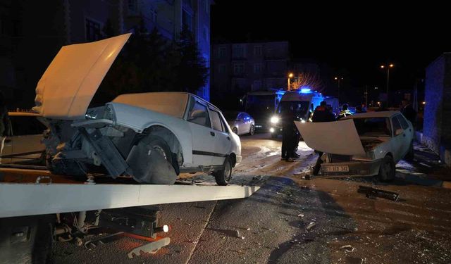 Kafa kafaya çarpışan iki Tofaş otomobil hurdaya döndü: 3 yaralı